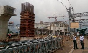 Berjalan di Jalur Kereta Mati Manggarai Lama