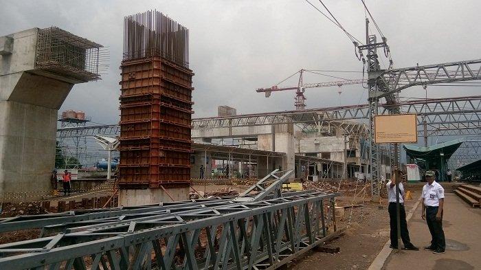 Berjalan di Jalur Kereta Mati Manggarai Lama