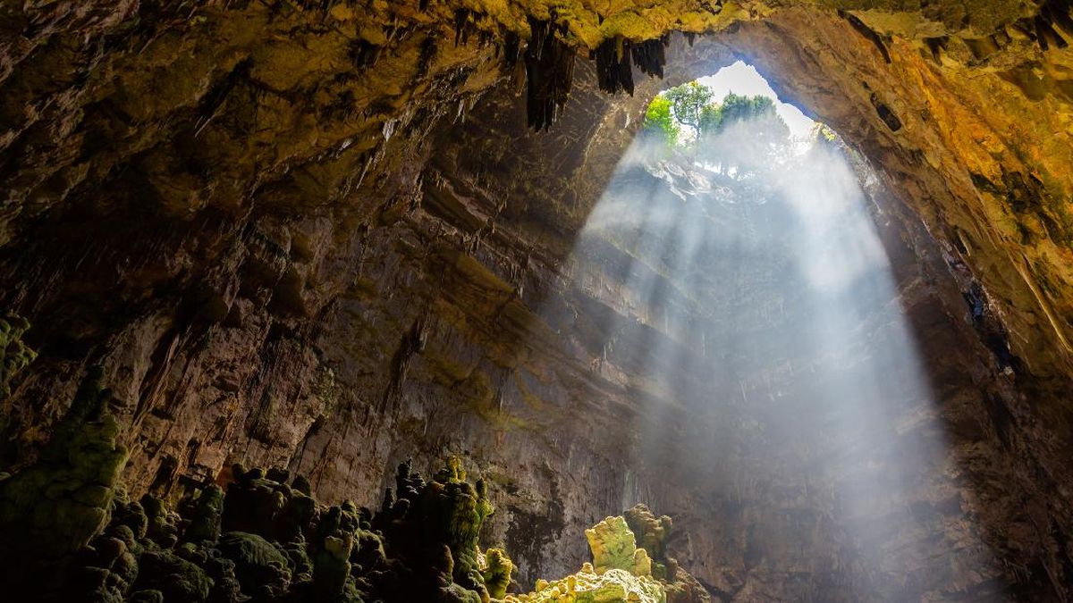 Goa Luweng di Pacitan