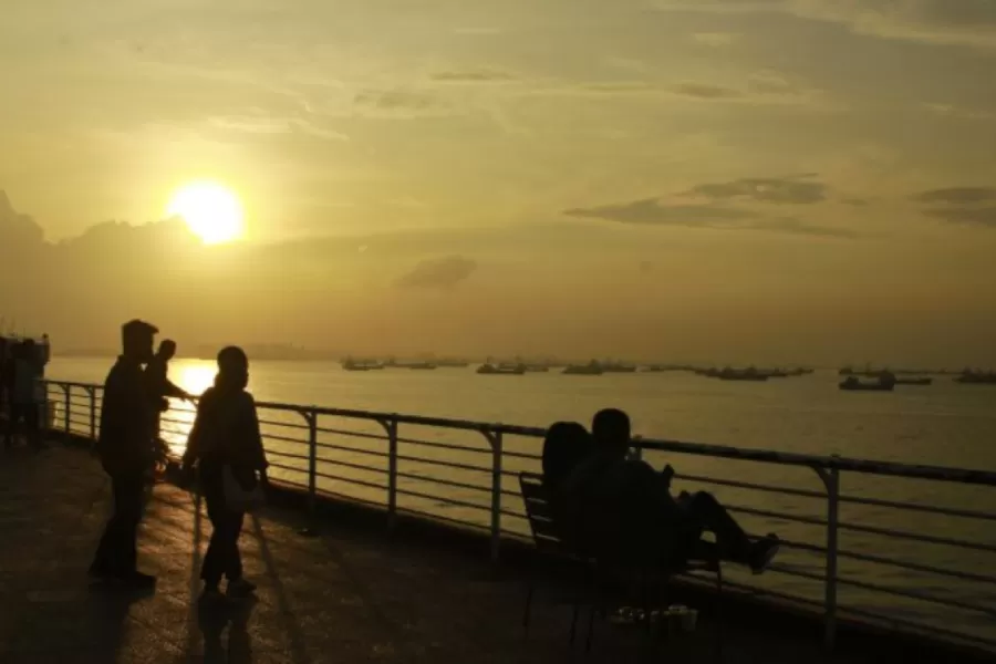 sunset pelabuhan tanjung perak