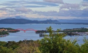 Mendaki Bukit Jokowi di Jayapura