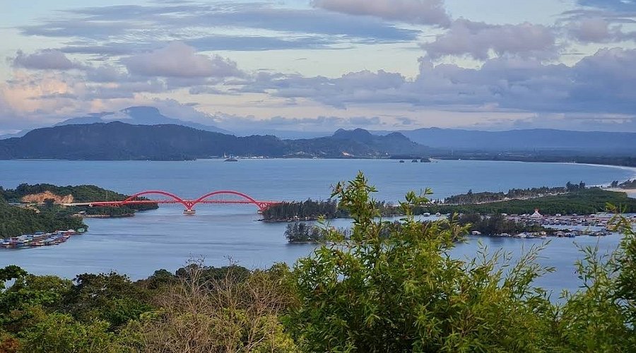 Mendaki Bukit Jokowi di Jayapura