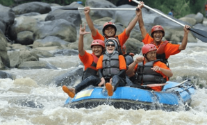 arung jeram di sungai elo