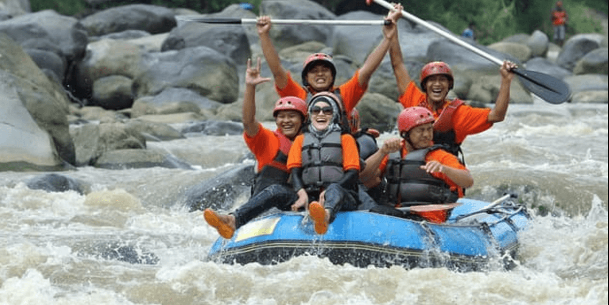 arung jeram di sungai elo