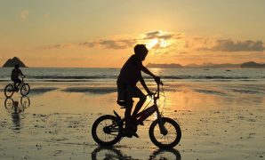 bersepeda di bukit merese