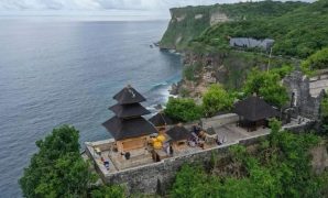 dibalik tebing uluwatu dibalik tebing uluwatu