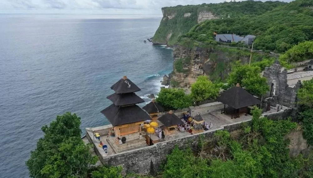 dibalik tebing uluwatu dibalik tebing uluwatu