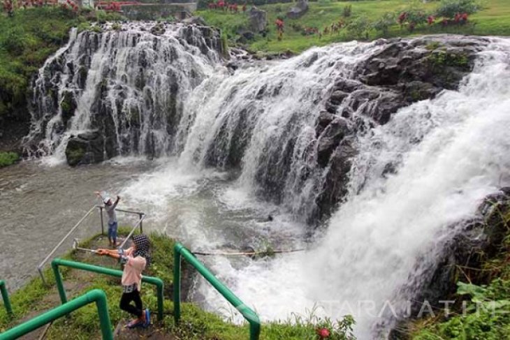 Air Terjun Bertingkat di Tengah Perkebunan Kopi jawa timur