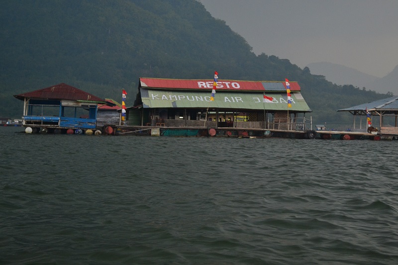 Makan Siang di Waduk Jatiluhur