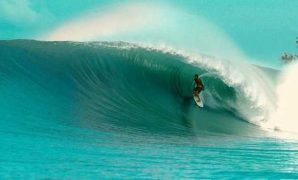 Surfing Menantang di Lombok Selatan Surfing Menantang di Lombok Selatan