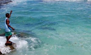 surfing di teluk cendrawasih surfing di teluk cendrawasih