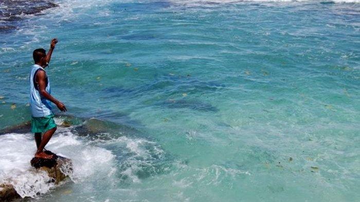 surfing di teluk cendrawasih