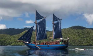 Kapal Layar dan Pesisir Temanggung Timur