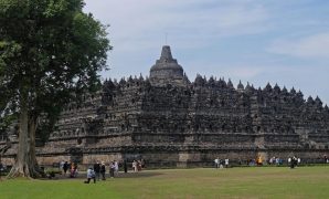 borobudur dari belakang borobudur dari belakang