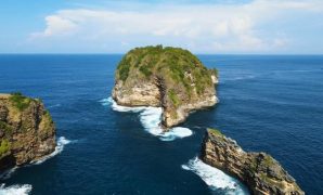 gua air di dasar gunung tunak