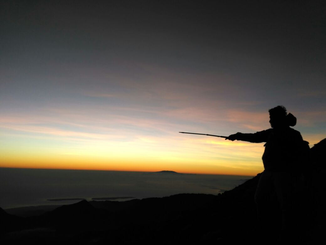 sunrise dari goa gunung rinjani