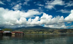 Cahaya di Danau Sentani