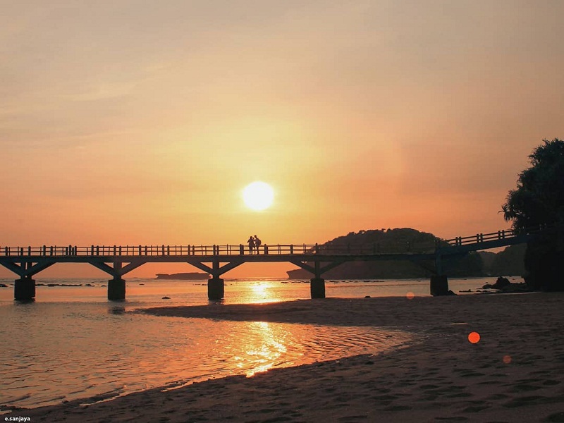 Sunset di Pantai Balekambang Sunset di Pantai Balekambang