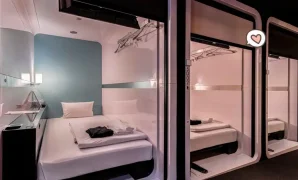 capsule hotel pemandangan monas