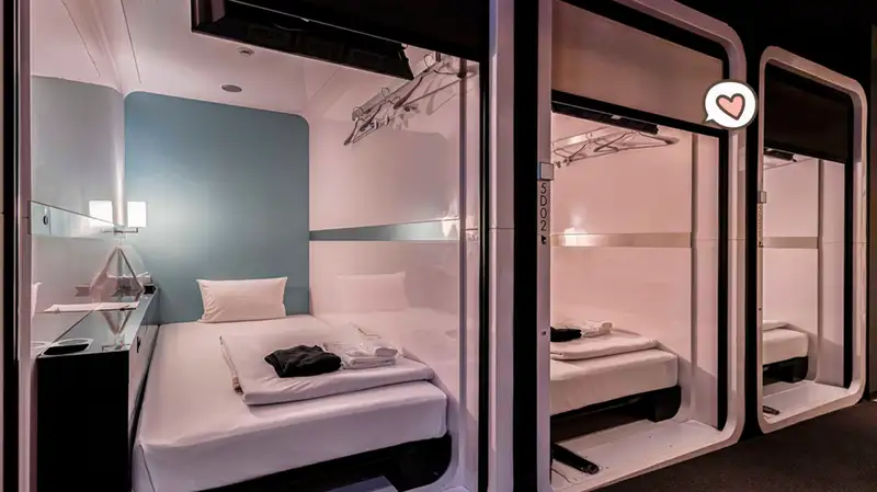 capsule hotel pemandangan monas